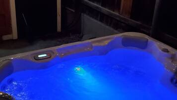 Indoor spa tub