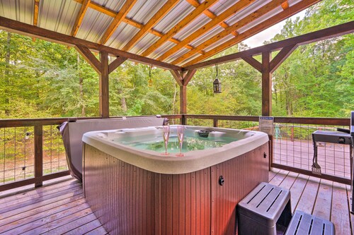 Pet-Friendly Home w/ Deck in Broken Bow!