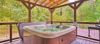 Pet-Friendly Home w/ Deck in Broken Bow!