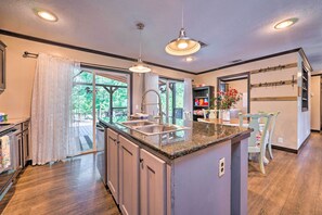 Fridge, microwave, stovetop, dishwasher - Pet-Friendly Home w/ Deck in Broken Bow! (Broken Bow)