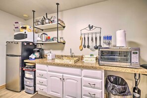 Réfrigérateur, micro-ondes, plaque de cuisson, cafetière/bouilloire