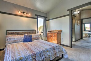 2 bedrooms, iron/ironing board, Internet, bed sheets - Pet-Friendly Choteau Townhouse with Gas Grill! (Choteau)