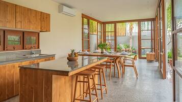 Refrigerador, microondas, parrilla de estufa y tetera eléctrica