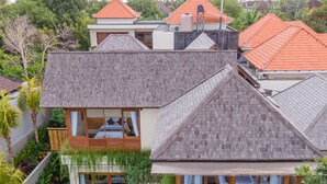 Ett modernt hus med en swimmingpool, flera sovrum och en stor trädgård.