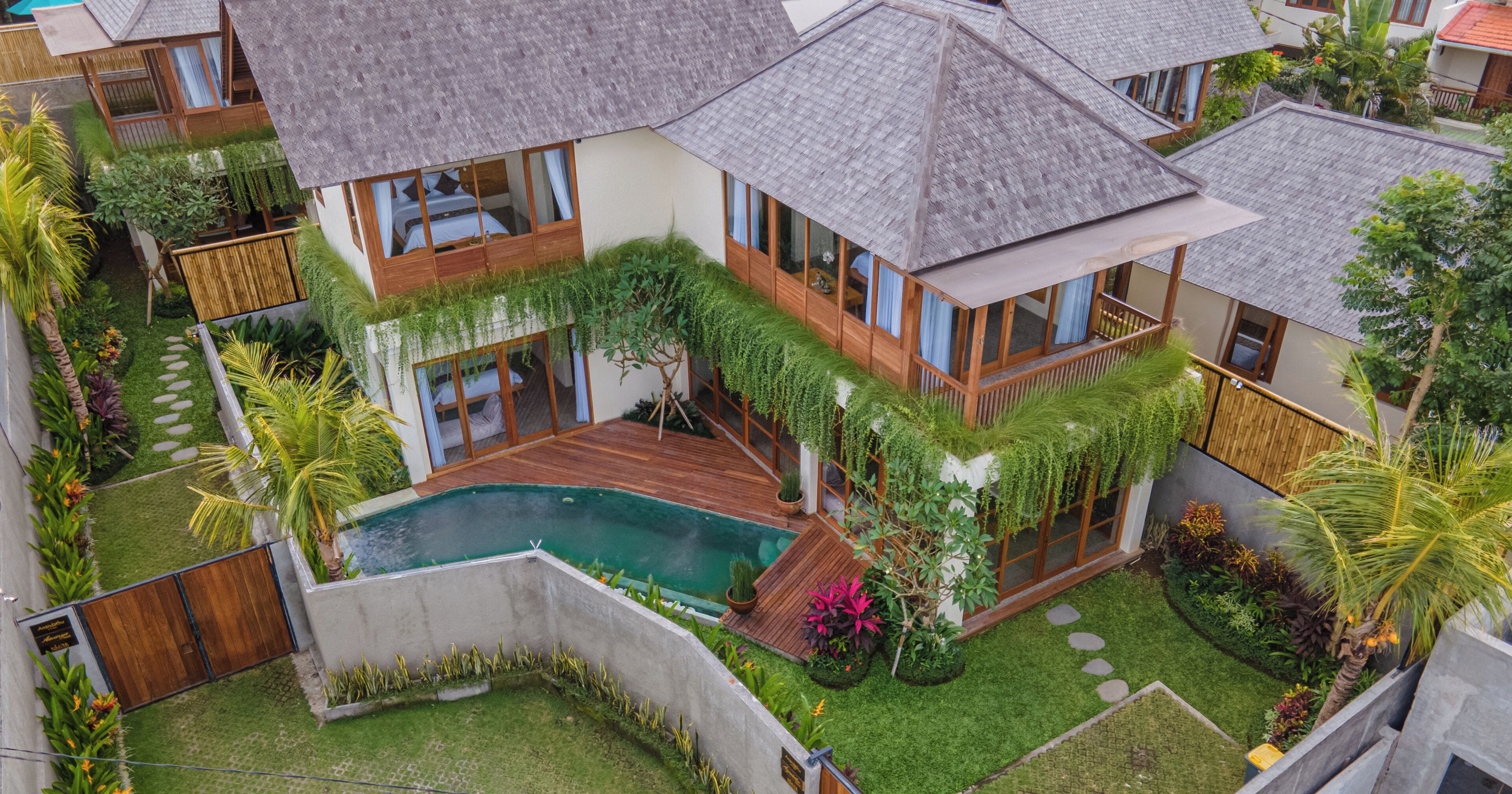 Una propiedad residencial con piscina, varias habitaciones y jardín.
