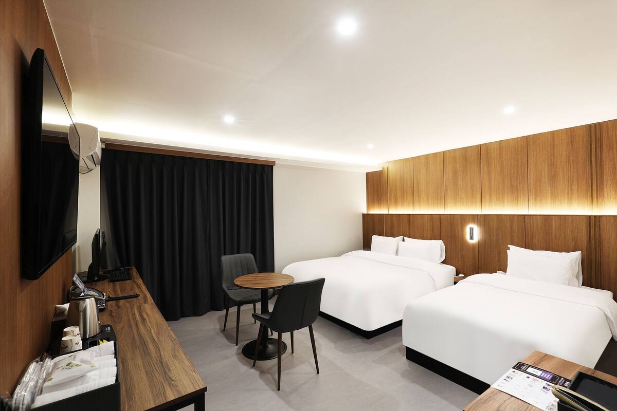 Deluxe twin | Individually decorated, individually furnished, free WiFi, bed sheets