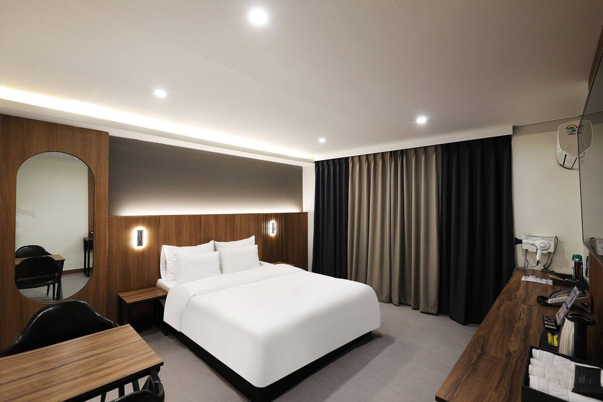 Deluxe | Individually decorated, individually furnished, free WiFi, bed sheets