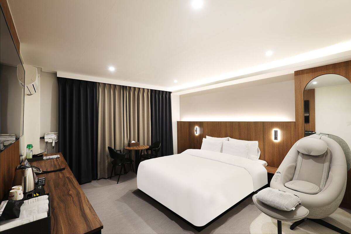 Queen Room | Individually decorated, individually furnished, free WiFi, bed sheets