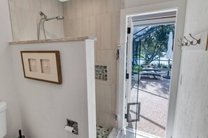 Duschwanne, Haartrockner, Handtücher, Shampoo