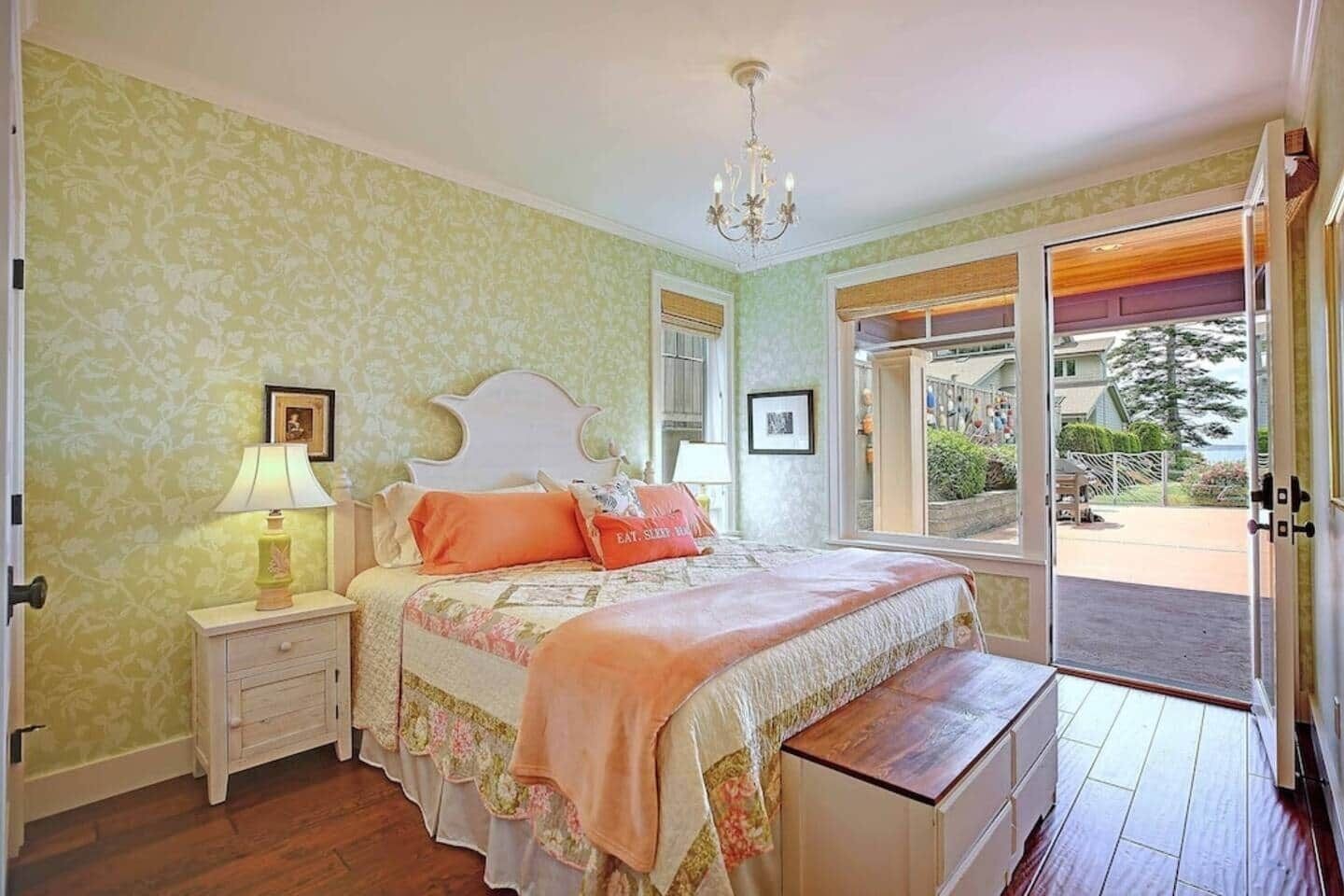 2 bedrooms, in-room safe, iron/ironing board, free WiFi