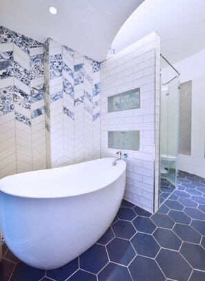 Badewanne und Dusche (separat), Haartrockner, Hausschuhe, Handtücher