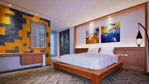 Un dormitorio moderno con una cama grande, cabecera de madera, un banco empotrado, un espejo y dos cuadros colgados en la pared.