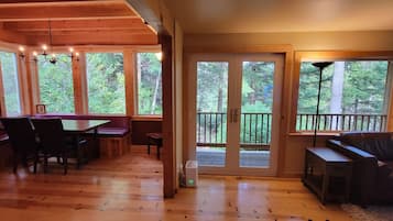 Smart TV, fireplace, books, offices