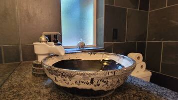 Een douche, een haardroger, handdoeken, zeep