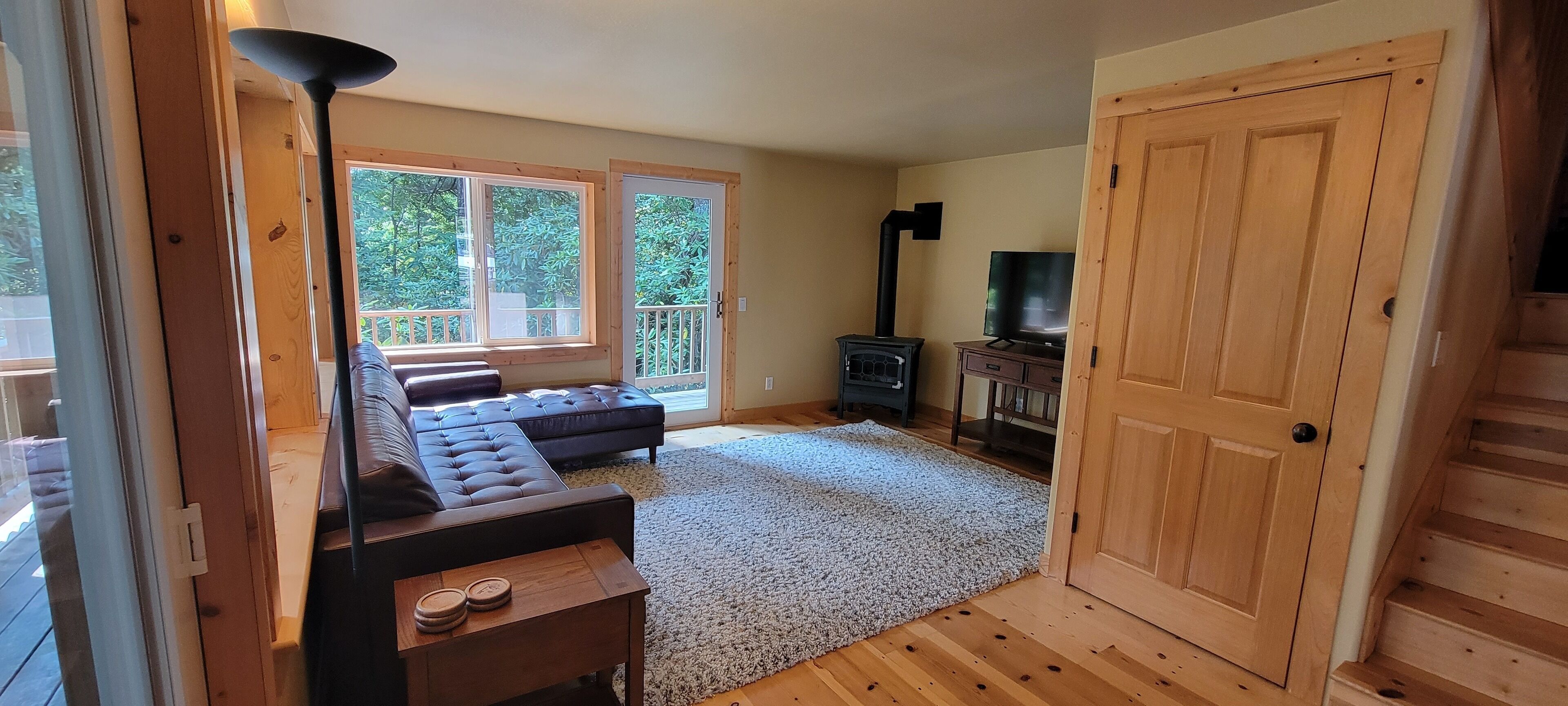 Een smart-tv, een open haard, boeken en een kantoor