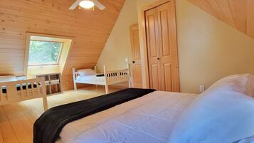 2 slaapkamers, een bureau, een strijkplank/strijkijzer, reisbedje