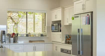 WayWood Vineyard accommodation with stunning views of McLaren Vale