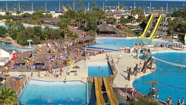 Un parc aquatique doté de nombreux toboggans, de plusieurs piscines et d’une zone aménagée en plage.