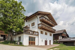 Exterior - Holiday Apartment "Dolomiten Winklerhof" with Mountain View, Garden & Wi-Fi (Villanders)