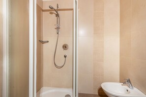 Een douche, een haardroger, handdoeken
