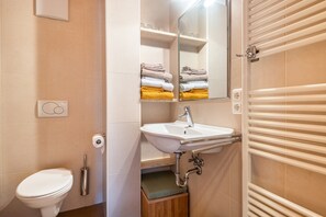 Een douche, een haardroger, handdoeken