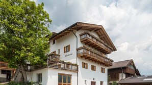 Un edificio de dos pisos con un balcón, una escalera de madera y un letrero que dice 'Winkelhof'.