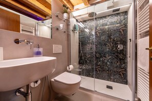 Dusche, Haartrockner, Handtücher