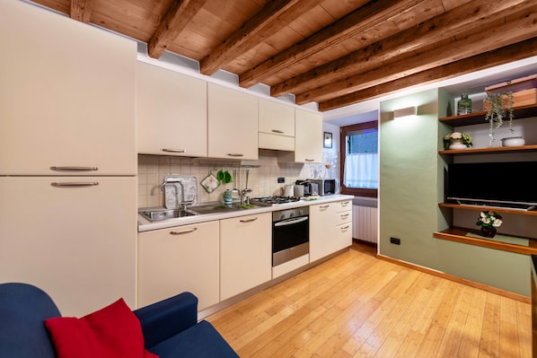 Frigorifero, microonde, forno, piano cottura