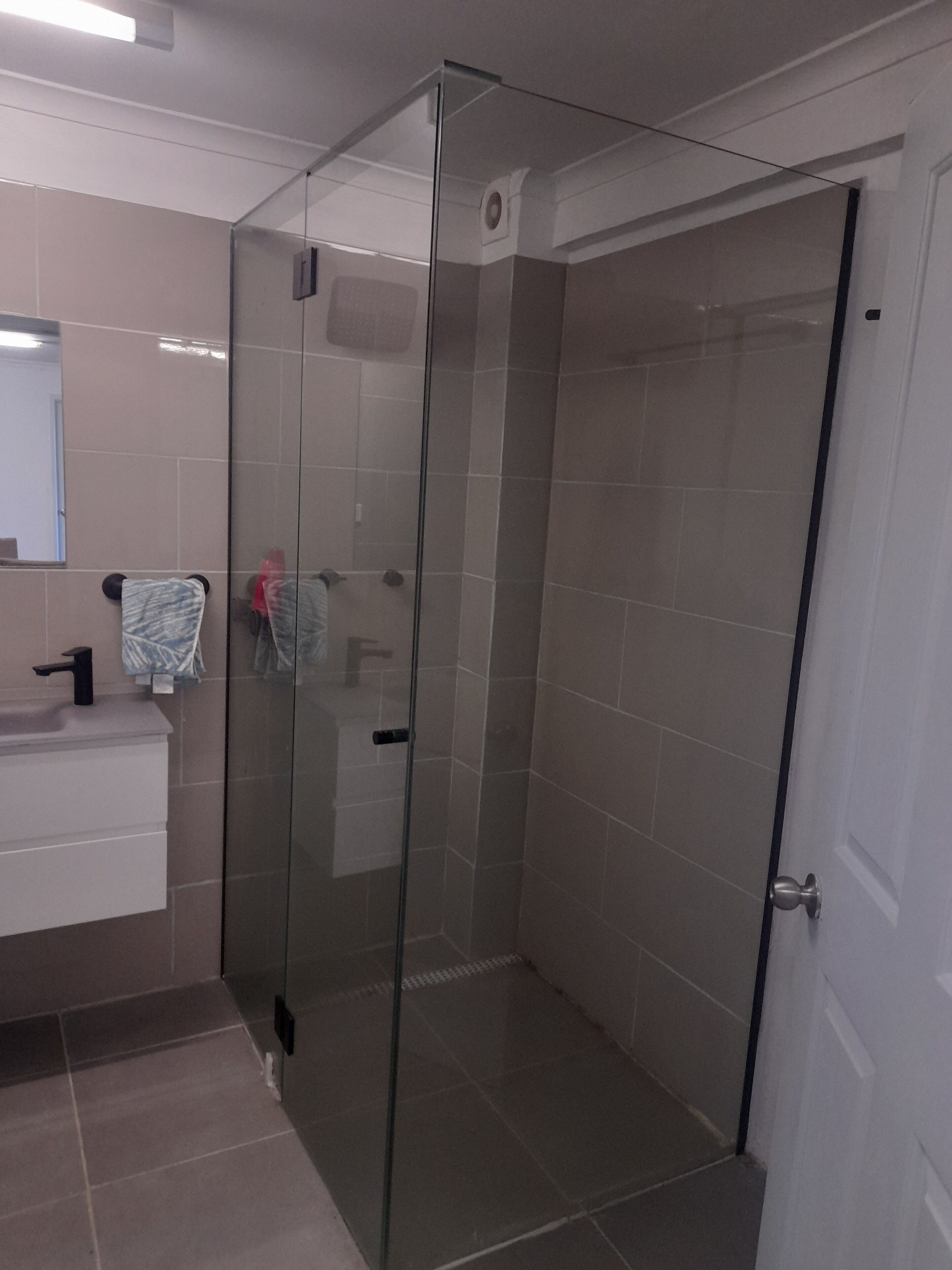 シャワー、ヘアドライヤー、タオル、石鹸