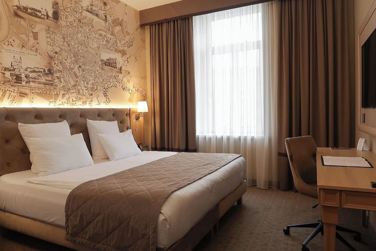 Business Double Room | Memory-foam beds, minibar, in-room safe, individually decorated