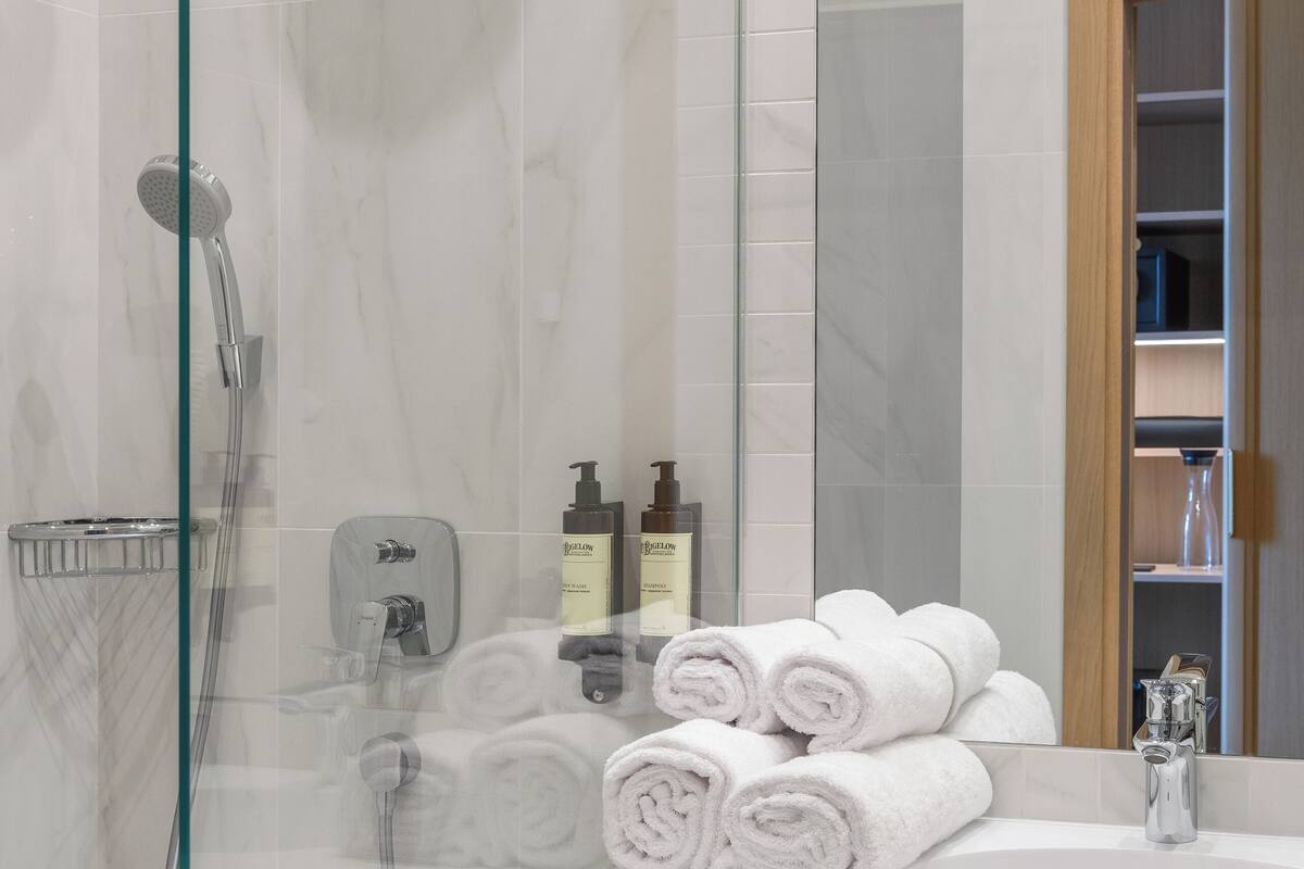 business double room (with extra bed) | bathroom | free toiletries, hair dryer, slippers, towels