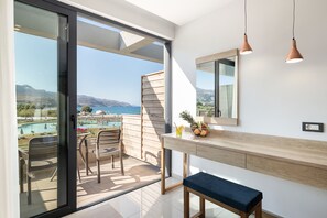 Habitación doble Deluxe, vista parcial al mar | Insonorización, tabla de planchar con plancha y wifi gratis