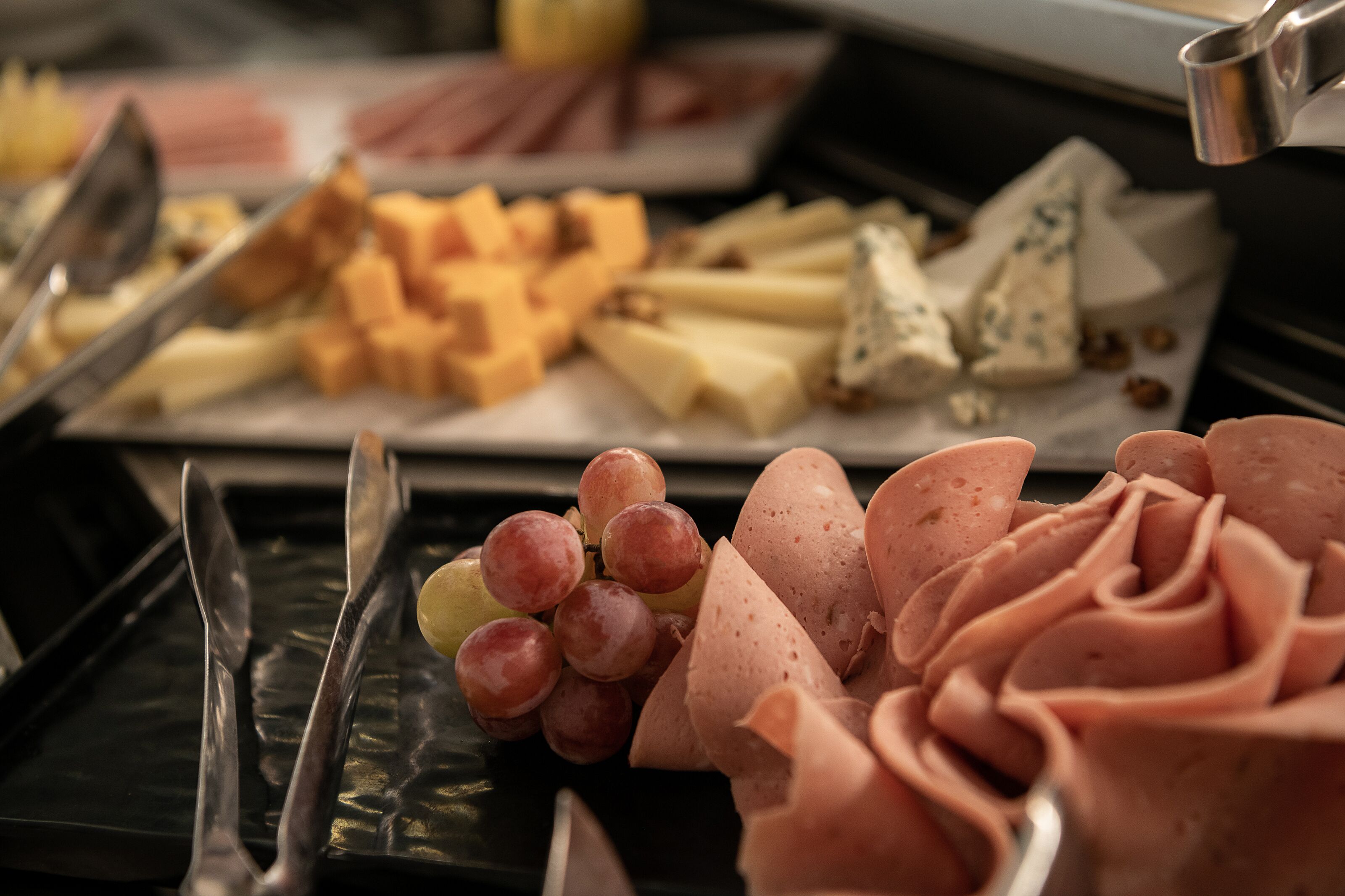Une variété de fromages et de charcuteries présentés sur une table de buffet.