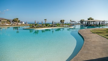 Indendørs pool, sæsonbestemt udendørs pool, liggestole