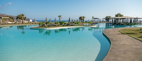 Indoor pool, seasonal outdoor pool, pool loungers