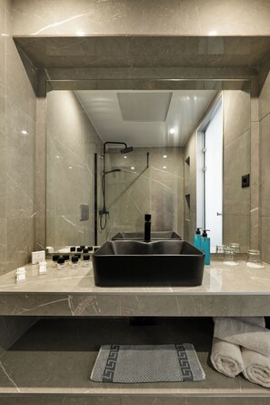 Deluxe Quadruple Room | Bathroom | Shower, free toiletries, hair dryer, towels - Galini Palace Resort Hotel (Platanias)