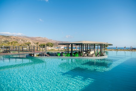 Una piscina techada, una piscina al aire libre de temporada. Galini Palace Resort Hotel