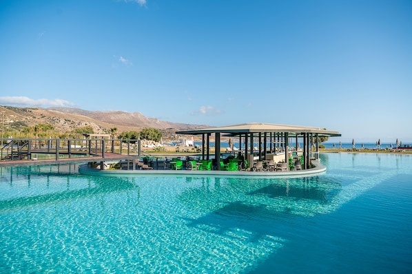 Piscina coperta, piscina stagionale all'aperto, lettini