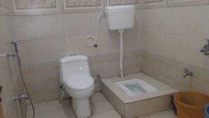 Deluxe Triple Room | Bathroom