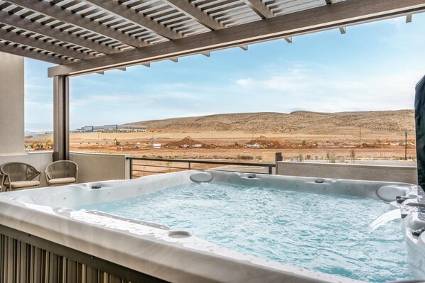 Townhome, 5 Bedrooms | Outdoor spa tub