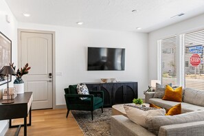 Townhome - 5 sovrum | Vardagsrum | Smart-tv och streamingtjänster