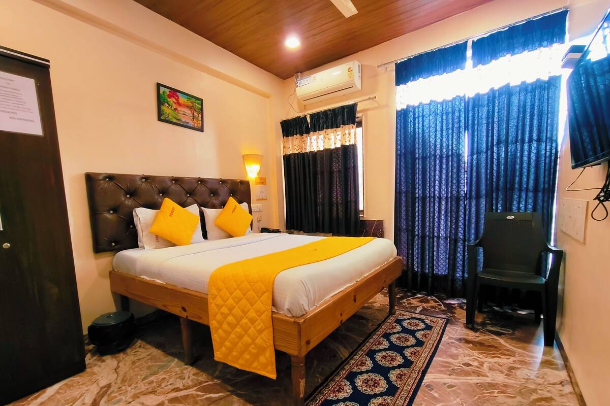 Deluxe Room | Premium bedding, desk, soundproofing, WiFi (free)