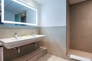 Shower, free toiletries, hair dryer, slippers - Sitara Hotel Apartment (Dubai)