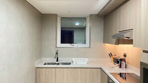 Frigorífico grande, microondas, horno y placa de cocina