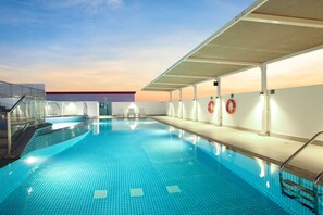 Piscine extérieure, chaises longues, maîtres-nageurs sur place