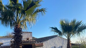 Um edifício com uma placa que diz 'Finca Boxilla'.
