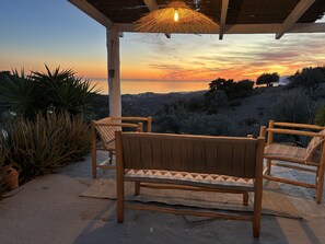 A wooden bench under a pergola with a view of a sunset over a hilly landscape. - Magnificent Finca with swimming pool. Panoramic sea view (Benagalbón)