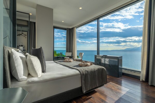 Superior kamer, balkon, uitzicht op zee | Een minibar, een kluis op de kamer, gratis wifi, beddengoed