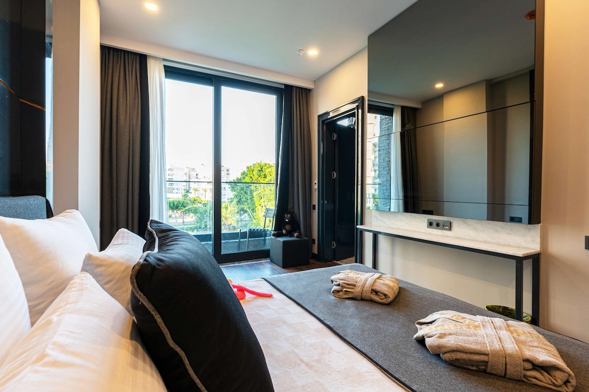 Chambre triple supérieure | 1 chambre, minibar, coffre-fort, accès au Wi-Fi (inclus)