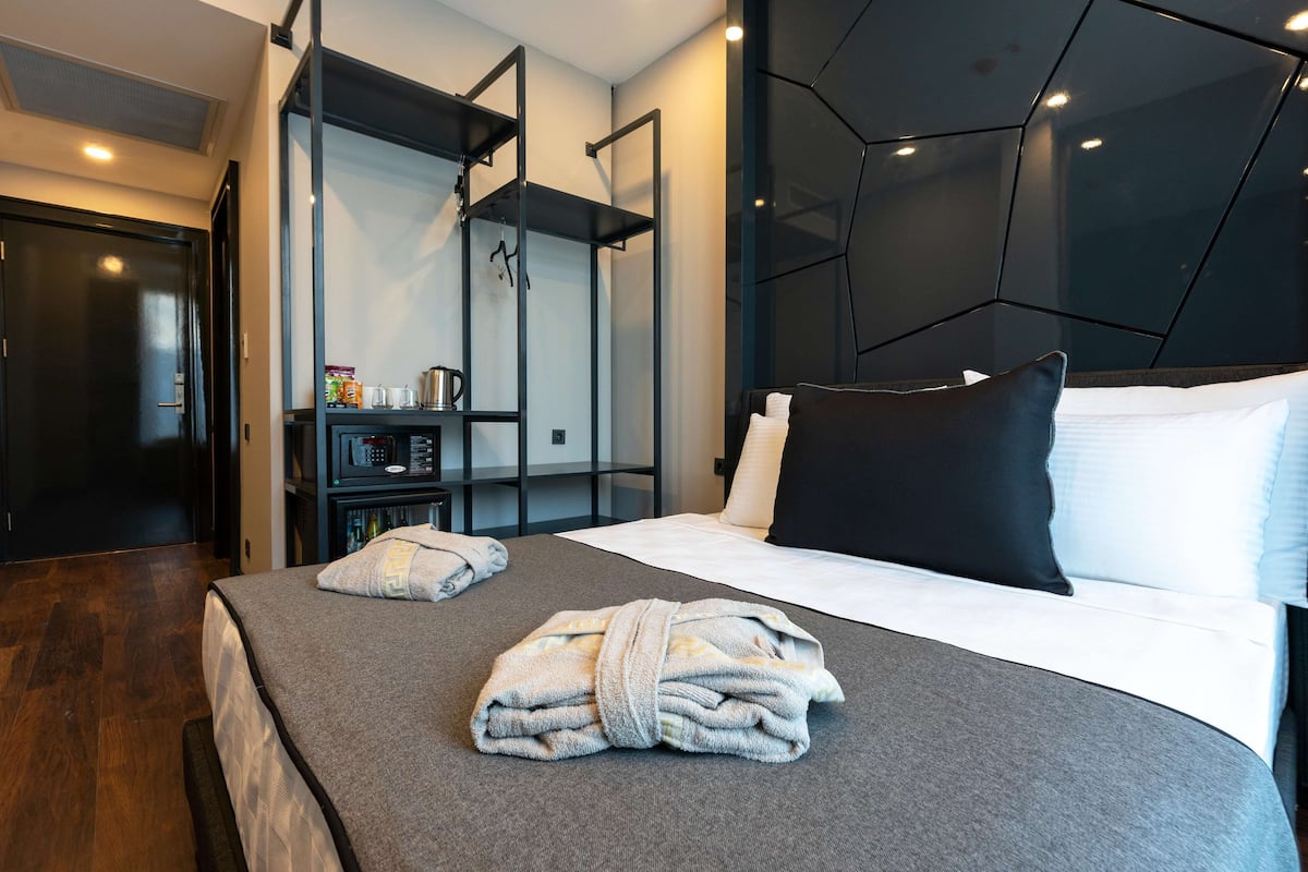 Deluxe Double Room, Partial Sea View | Minibar, värdeförvaringsskåp på rummet, gratis wi-fi och sängkläder